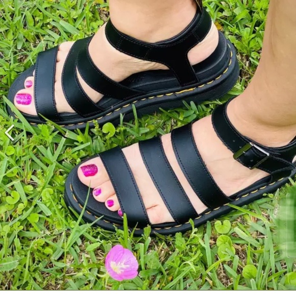 New Dr. Martens Blaire Hydro Leather Platform Sandal in Black RUN LARGE - Picture 2 of 14